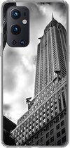Geschikt voor OnePlus 9 Pro hoesje - Chrysler Gebouw in New York vanaf de onderkant gemaakt in zwart-wit - Siliconen Telefoonhoesje