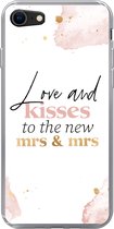 Geschikt voor iPhone SE 2020 hoesje - Quotes - 'Love and kisses to the new Mrs & Mrs' - Spreuken - Marmer print - Siliconen Telefoonhoesje
