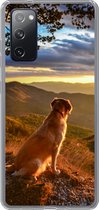 Geschikt voor Samsung Galaxy S20 FE hoesje - Een Golden Retriever kijkend naar de zonsondergang - Siliconen Telefoonhoesje