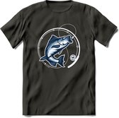 Fishing - Vissen T-Shirt | Grappig Verjaardag Vis Hobby Cadeau Shirt | Dames - Heren - Unisex | Tshirt Hengelsport Kleding Kado - Donker Grijs - L