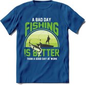 A Bad Day Fishing - Vissen T-Shirt | Groen | Grappig Verjaardag Vis Hobby Cadeau Shirt | Dames - Heren - Unisex | Tshirt Hengelsport Kleding Kado - Donker Blauw - XL