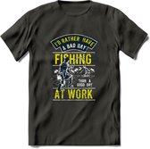 A bad Day Fishing - Vissen T-Shirt | Lime | Grappig Verjaardag Vis Hobby Cadeau Shirt | Dames - Heren - Unisex | Tshirt Hengelsport Kleding Kado - Donker Grijs - L