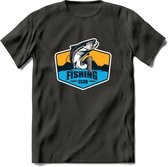 Fishing - Vissen T-Shirt | Grappig Verjaardag Vis Hobby Cadeau Shirt | Dames - Heren - Unisex | Tshirt Hengelsport Kleding Kado - Donker Grijs - M