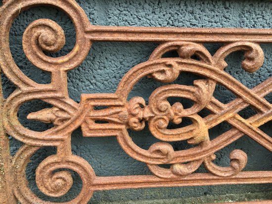 Garde-corps de balcon, porte-fenêtre, repose-pieds en fonte.