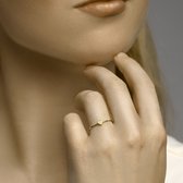 Bague dorée avec un petit cœur sur l'anneau.
