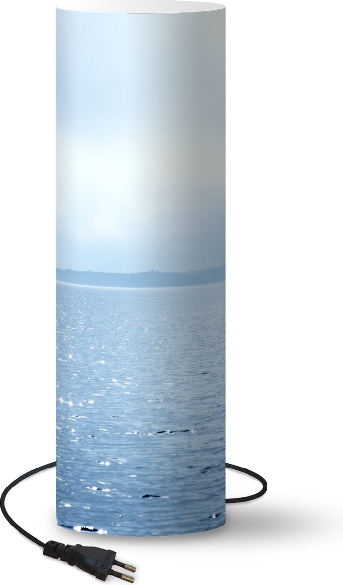 Lamp - Nachtlampje - Tafellamp slaapkamer - Zomer - Zee - Bergen - 70 cm hoog - Ø22.3 cm - Inclusief LED lamp