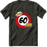 60 Jaar Hoera Verkeersbord T-Shirt | Grappig Verjaardag Cadeau | Dames - Heren | - Donker Grijs - 3XL