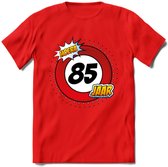 85 Jaar Hoera Verkeersbord T-Shirt | Grappig Verjaardag Cadeau | Dames - Heren | - Rood - 3XL