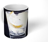 Mok - Wodka met citroen op een zwarte achtergrond - 350 ML - Beker