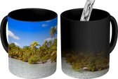 Magische Mok - Foto op Warmte Mok - Het strand van One Foot Island met vele palmbomen - 350 ML