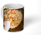 Mok - Kokende vrouw in een wokpan - 350 ML - Beker