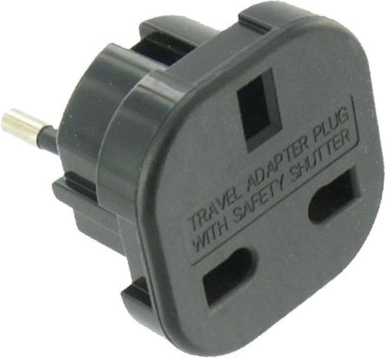 Zwarte reisadapter met de tekst 'TRAVEL ADAPTER PLUG WITH SAFETY SHUTTER'.