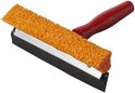 Raamtrekker met oranje spons, zwarte wisser en rood houten handvat, van de zijkant.