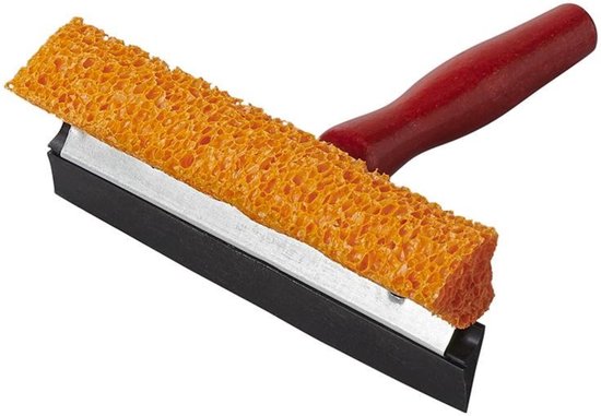 Raamtrekker met oranje spons, zwarte wisser en rood houten handvat, van de zijkant.