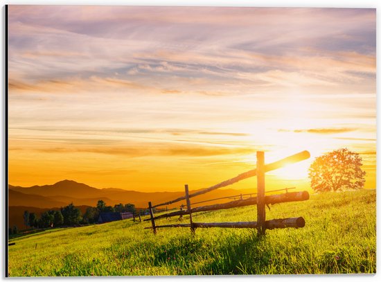 Dibond - Houten Hekje in de Wei tijdens Zonsondergang - 40x30 cm Foto op Aluminium (Wanddecoratie van metaal)