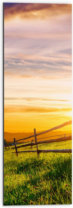 Dibond - Houten Hekje in de Wei tijdens Zonsondergang - 30x90 cm Foto op Aluminium (Wanddecoratie van metaal)