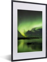 Photo encadrée - Aurore verte sur un lac en Norvège cadre photo noir avec passe partout blanc 40x60 40x60 cm - Affiche encadrée (Décoration murale salon / chambre)