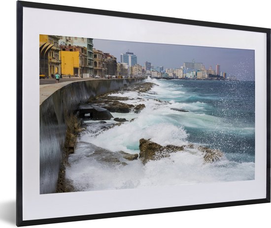 Fotolijst incl. Poster - Blauwe oceaangolven in het Cubaanse Havana in Noord-Amerika - 60x40 cm - Posterlijst