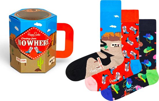 Geschenkdoos in mokvorm met drie paar Happy Socks met woestijn-, cowboylaars- en vogelpatronen.