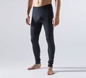 Man draagt zwarte thermobroek met fijne ribbelstructuur.