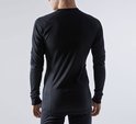 Achterkant van een zwarte longsleeve met fijne ribbelstructuur.