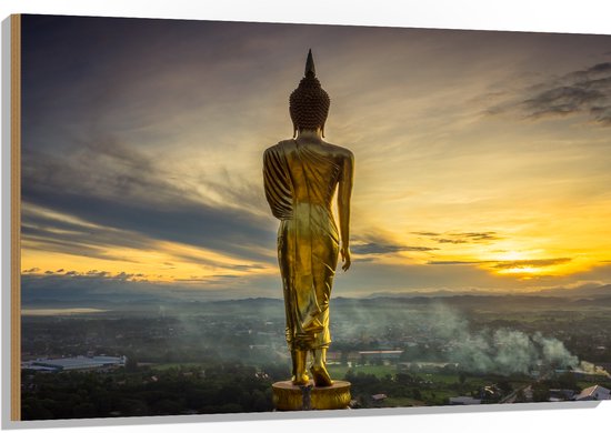 Hout - Gouden Buddha op Standaard met Uitzicht op Landschap - 120x80 cm - 9 mm dik - Foto op Hout (Met Ophangsysteem)