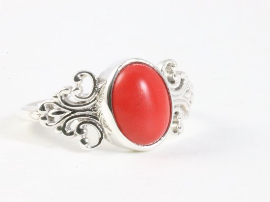 Fijne bewerkte zilveren ring met rode koraal steen - maat 16.5