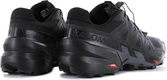 Achterkant van twee zwarte Salomon 'Speedcross' trailrunningschoenen met verhoogde hiel.