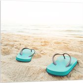 Acrylglas - Blauw Paar Slippers op Strand aan de Zee - 100x100 cm Foto op Acrylglas (Wanddecoratie op Acrylaat)