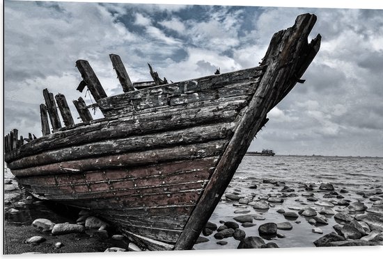 WallClassics - Dibond - Wrak van Houten Schip aan de Kust - 105x70 cm Foto op Aluminium (Wanddecoratie van metaal)