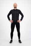 Man in zwart fietsjack en fietsbroek met logo's, handen in de zij.