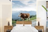 Behang - Fotobehang Alpen - Koe - Bruin - Breedte 175 cm x hoogte 240 cm