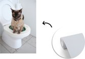 Behang - Fotobehang Een Burmees kat zit op het toilet - Breedte 190 cm x hoogte 280 cm
