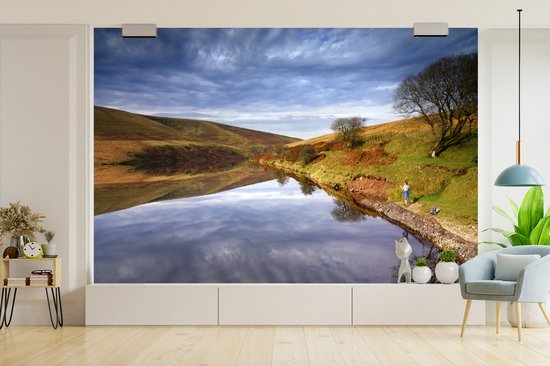 Behang - Fotobehang De Black Mountains in het Nationaal park Brecon Beacons met een donkere hemel - Breedte 600 cm x hoogte 400 cm