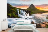 Kirkjufell mountain et Kirkjufellfoss waterfall au lever du soleil en Islande papier peint photo vinyle 330x220 cm - Tirage photo sur papier peint