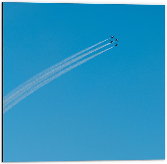 WallClassics - Dibond - Groep van Vier Vliegtuigen met Vliegstrepen - 50x50 cm Foto op Aluminium (Wanddecoratie van metaal)
