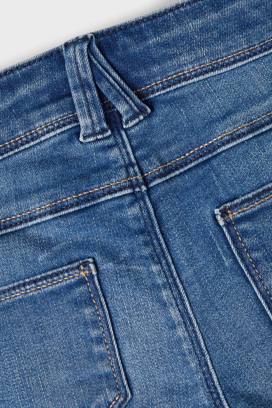 Achterkant van een blauwe jeans met twee zakken.