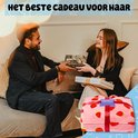 Man en vrouw wisselen cadeaus uit. Roze deken met aardbeienprint.