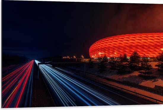 WallClassics - Dibond - Arena in de Nacht - Duitsland - 105x70 cm Foto op Aluminium (Met Ophangsysteem)