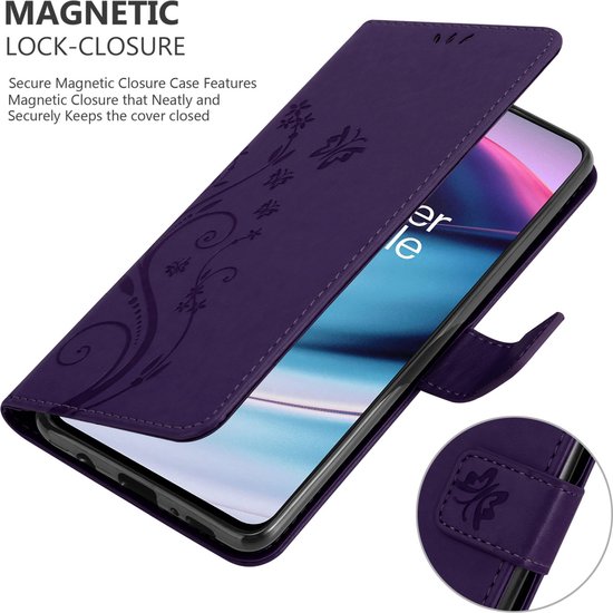 Étui de téléphone violet avec motif de fleurs et fermeture magnétique, fermé pour protéger le téléphone.