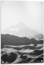 Tuinposter – Zwart-wit Foto van Bergen in de Sneeuw - 60x80 cm Foto op Tuinposter (wanddecoratie voor buiten en binnen)