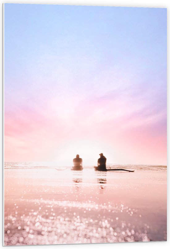 WallClassics - PVC Schuimplaat - Duo zittend aan het Water op het Strand bij Pastellucht - 60x90 cm Foto op PVC Schuimplaat (Met Ophangsysteem)