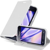 Cadorabo Hoesje geschikt voor Samsung Galaxy J1 2016 in CLASSY ZILVER - Beschermhoes met magnetische sluiting, standfunctie en kaartvakje Book Case Cover Etui