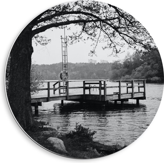 PVC Schuimplaat Muurcirkel - Vlonder boven het Water Zwart/Wit - 40x40 cm Foto op Muurcirkel (met ophangsysteem)