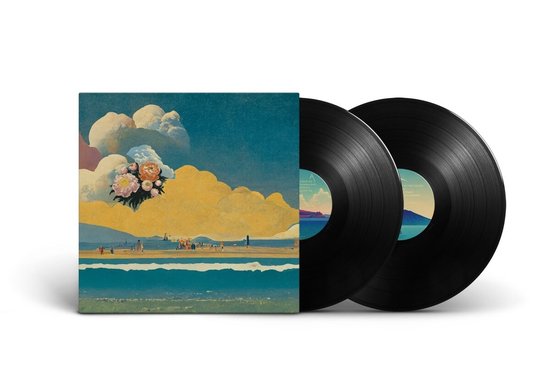 Vinylhoes met een schilderachtige afbeelding van een strand met mensen, golven en een lucht vol wolken met bloemen. Twee zwarte vinylplaten ernaast.