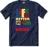 Life Is Better In Running Shoes | Hardlopen - Rennen - Sporten - T-Shirt - Unisex - Navy Blue - Maat L