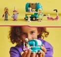 LEGO Friends bubbelthee kar, figuurtjes, scooter en bubbelthee-vormige figuur op gele en roze achtergrond.