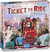 Spelbord "Ticket to Ride: Asia" met Chinese en Aziatische figuren, een rode trein en traditionele gebouwen.