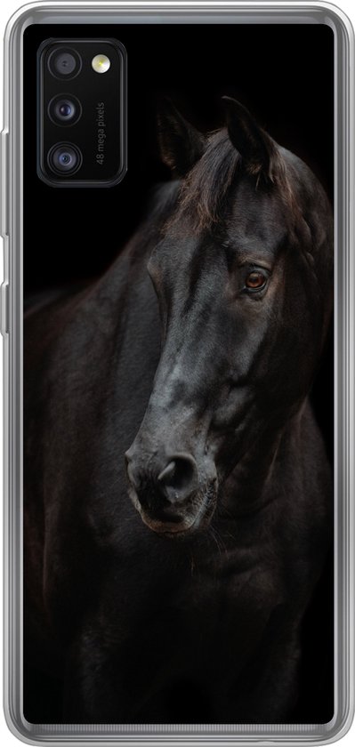 Doorzichtig hoesje met een zwart paard met bruine ogen op een zwarte achtergrond.