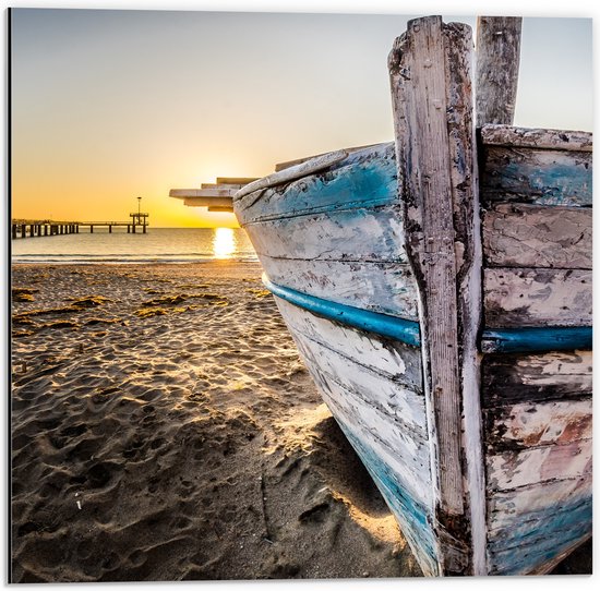 WallClassics - Dibond - Zonsondergang achter Gestrande Blauw met Witte Houten Boot - 50x50 cm Foto op Aluminium (Met Ophangsysteem)